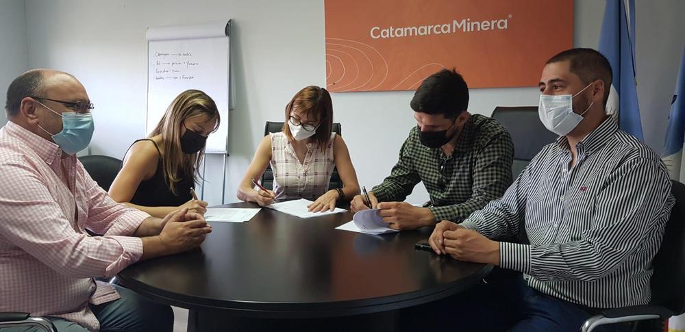 convenio_capacitaicones_mineria_aoma_y_mara