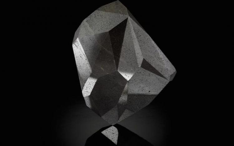 un-gigantesco-diamante-negro-procedente-del-espacio-entra-en-subasta-KC56