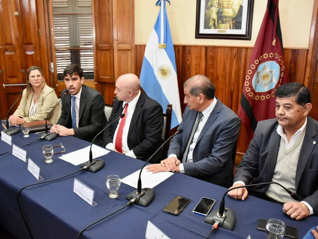 la-comision-de-mineria-recursos-naturales-y-medio-ambiente-presidida-por-el-senador-miguel-cal-1-1024x772