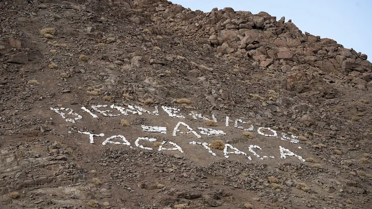   Imagen de un paisaje montañoso árido, posiblemente una zona de exploración minera o el sitio del futuro Proyecto Taca Taca.