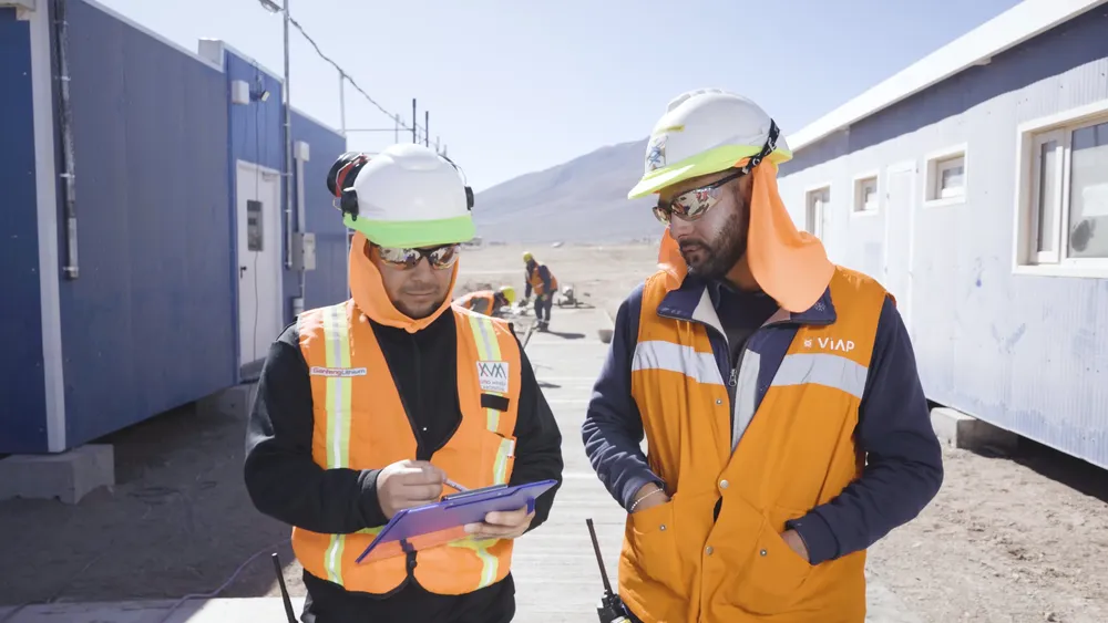 personal trabajando.00_47_16_41.Imagen fija141