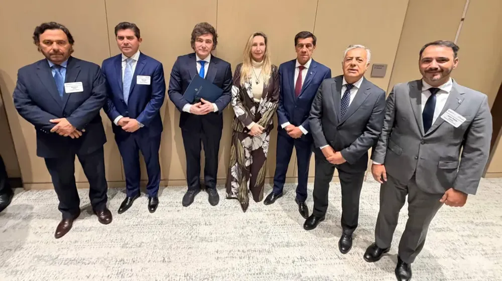 el-presidente-javier-milei-y-la-secretaria-general-de-la-presidencia-karina-milei-junto-a-gobernadores-dialoguistas-en-la-argentina-week-en-nueva-york-foto-x-oprargentina-5E7XJISLTZCTFPGVFQCIX5G7MI