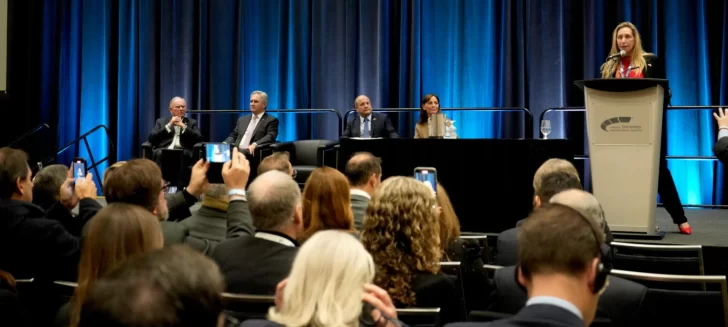La-secretaria-general-de-la-Presidencia-de-la-Nacion-Karina-Milei-en-el-Argentina-Day-en-la-edicion-2025-de-PDAC.-El-evento-se-desarrollo-en-el-Metro-Toronto-Convention-Centre.-728x327