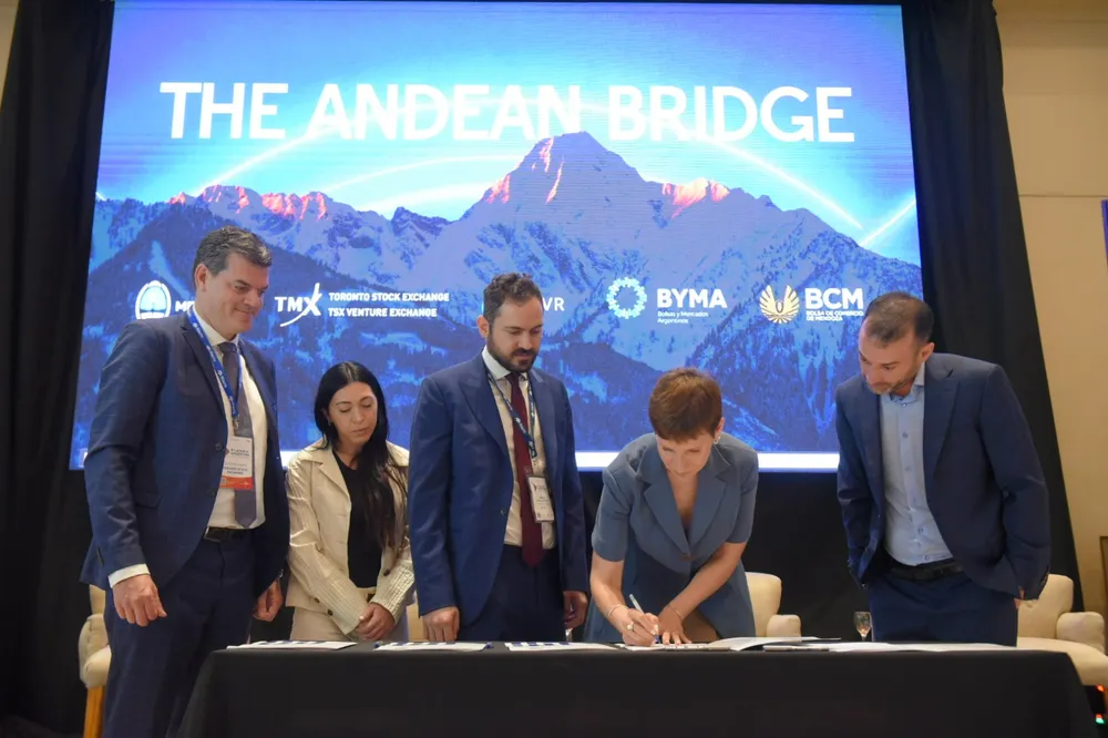 el-convenio-fue-suscripto-la-ministra-energia-y-ambiente-la-provincia-mendoza-jimena-latorre-el-presidente-la-bcm-luis-romano-el-director-sudamerica-la-bolsa-comercio-toronto-guillaume-legare-y-la-lider-gobie